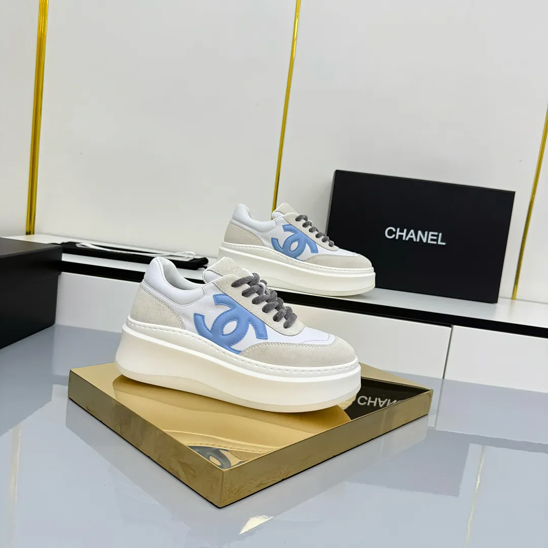 👟👟Ex-factory price 660👟👟 Top version! Chanel Chanel panda shoes! 2025 counter's top casual sports shoes. This classic design; the upper is electro-embroidered with a variety of techniques; the outsole is fashionable and sporty; the unusual inclusion of a variety of color matching elements... The diversified mix and match is very good-looking and versatile, and can be used for leisure, fashion, sports, and outdoor... ꫛꫀꪝ Go➫ Materials: ❶Upper made of: original imported first-layer silk cowhide + original waterproof cloth + original first-layer cowhide ❷Inner lining: Original Yangli+wang ❸ Outsole based on: Original TPU combination outsole Counter boutique packaging complete set for women 35–41